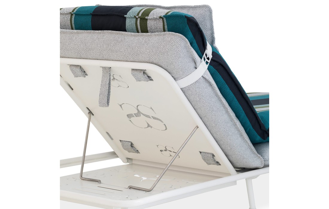 Уличные шезлонги и кушетки от фабрики Sicis модель Lipari Ocean and Ivory