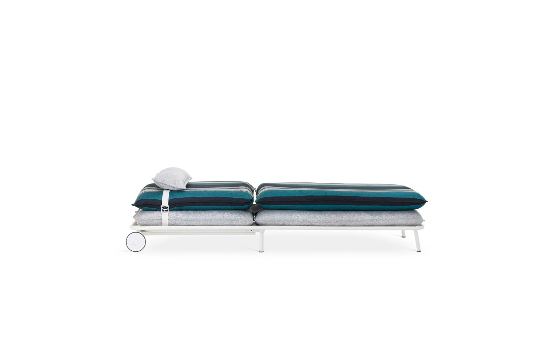 Уличные шезлонги и кушетки от фабрики Sicis модель Lipari Ocean and Ivory