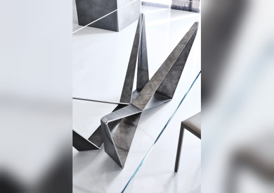 Стол с фактурной стеклянной столешницей Skorpio Cattelan