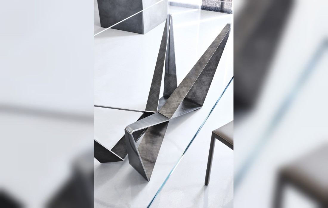 Стол с фактурной стеклянной столешницей Skorpio Cattelan