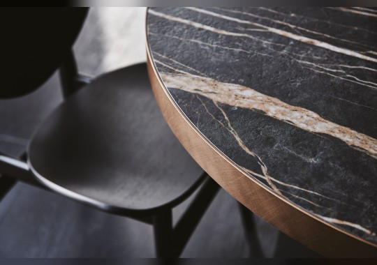 Круглый стол Ribot Keramik Bistrot с керамическим топом и деревянные стулья Dumbo Wood от Cattelan image 6