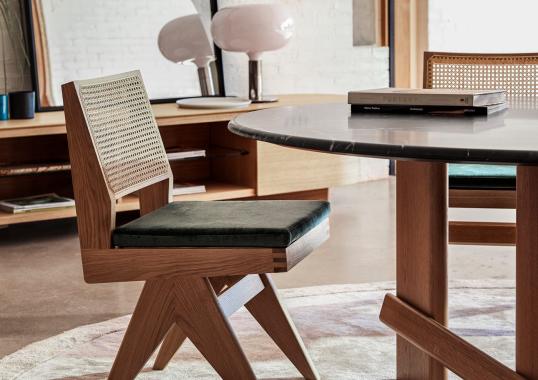 Стул от фабрики Cassina модель Capitol Complex Hommage à Pierre Jeanneret