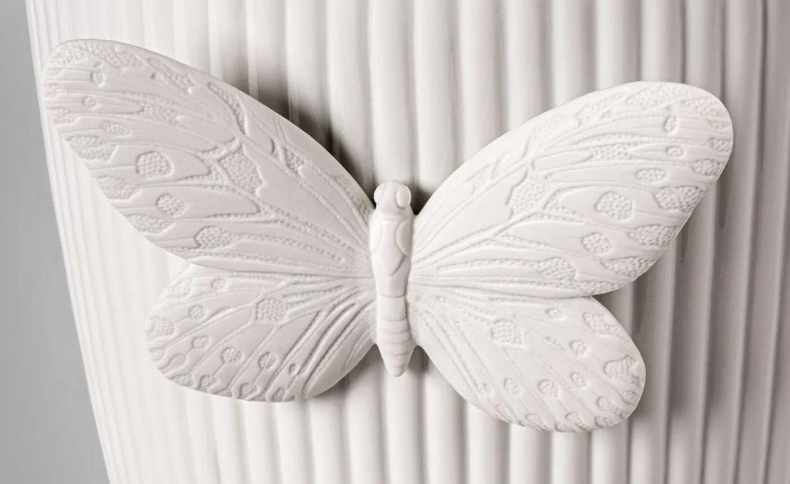 Ваза Lady Luck by Olga Hanono от Lladro — авторский фарфор с бабочкой