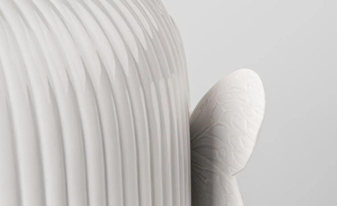 Ваза Lady Luck by Olga Hanono от Lladro — авторский фарфор с бабочкой