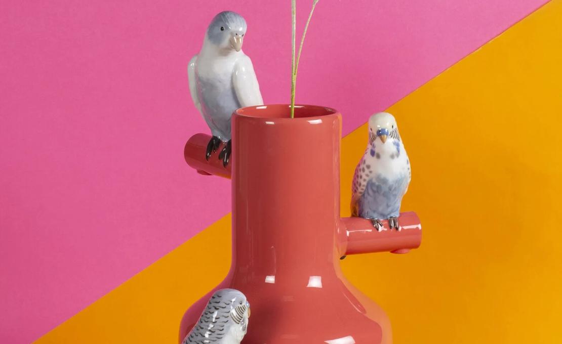 Ваза Parrot Parade Coral Lladró — фарфоровая ваза с попугаями