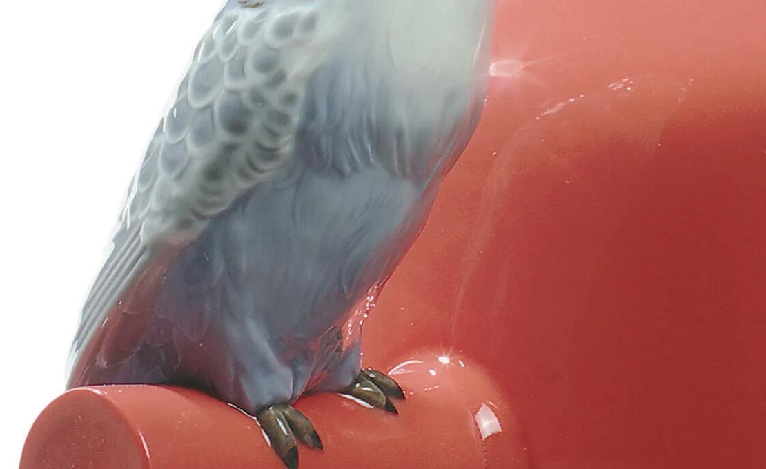 Ваза Parrot Parade Coral Lladró — фарфоровая ваза с попугаями