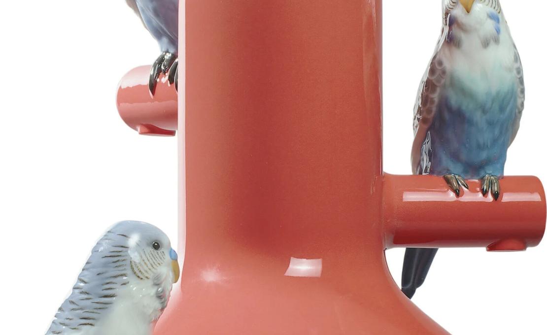 Ваза Parrot Parade Coral Lladró — фарфоровая ваза с попугаями