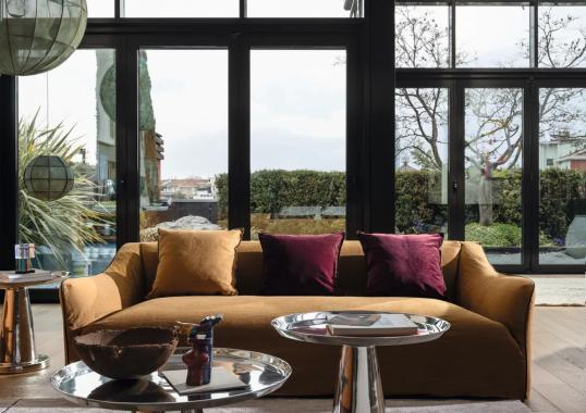 Двухместный диван Saia фабрики Gervasoni - дизайнер Давид Лопес Кинкокес