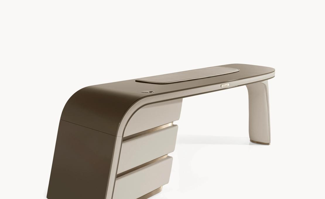 Письменный стол модель Ambassador от фабрики Ipe Cavalli Visionnaire