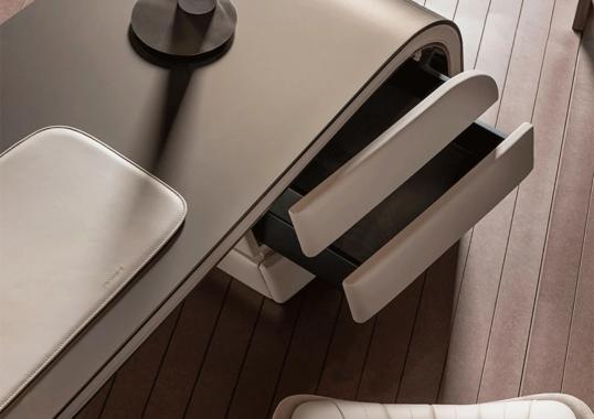 Письменный стол модель Ambassador от фабрики Ipe Cavalli Visionnaire