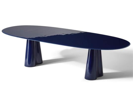 Овальный стол  модель Treflo фабрики Cassina — дизайн Ронана Буруллека