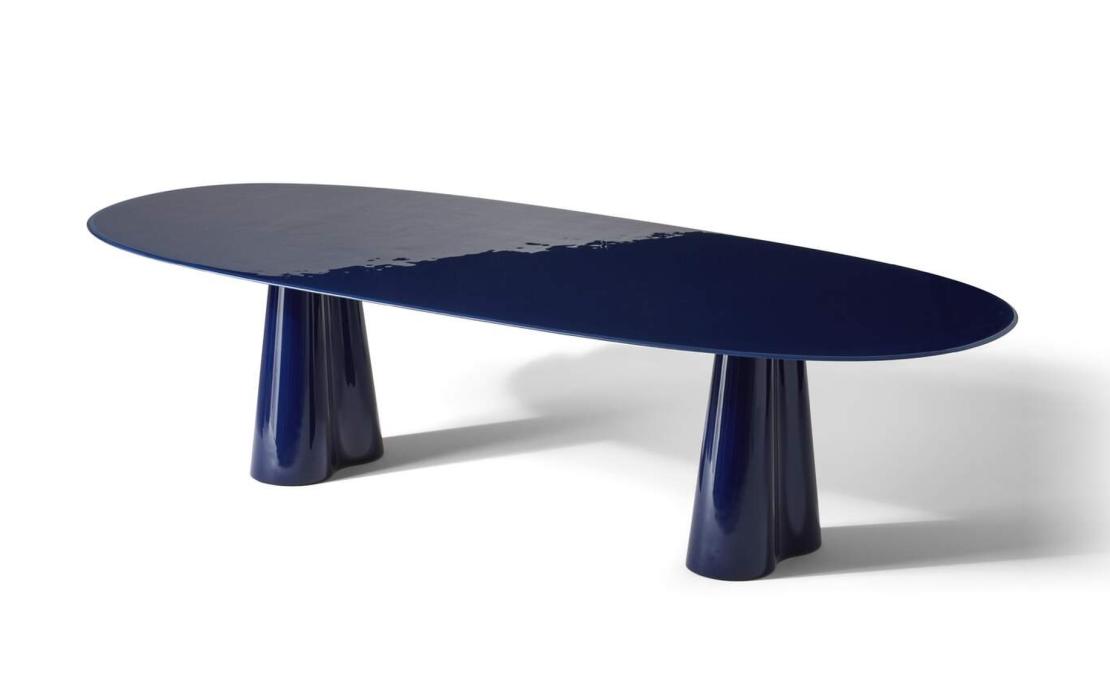 Овальный стол  модель Treflo фабрики Cassina — дизайн Ронана Буруллека