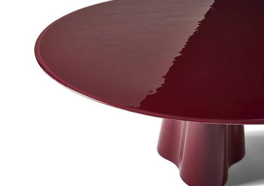 Овальный стол  модель Treflo фабрики Cassina — дизайн Ронана Буруллека