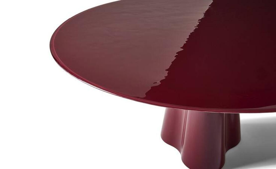 Овальный стол  модель Treflo фабрики Cassina — дизайн Ронана Буруллека