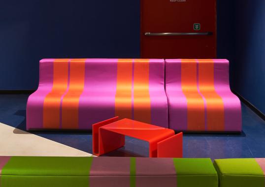 Диван от фабрики Poltronova модель Sofo Purple and Red