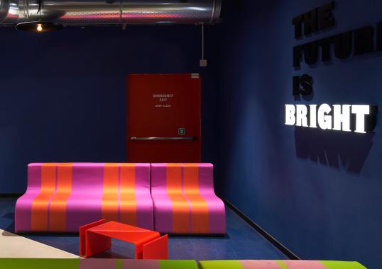 Диван от фабрики Poltronova модель Sofo Purple and Red