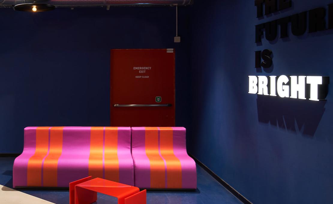 Диван от фабрики Poltronova модель Sofo Purple and Red