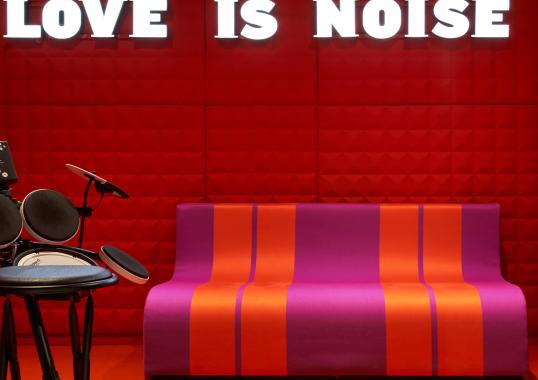 Диван от фабрики Poltronova модель Sofo Purple and Red