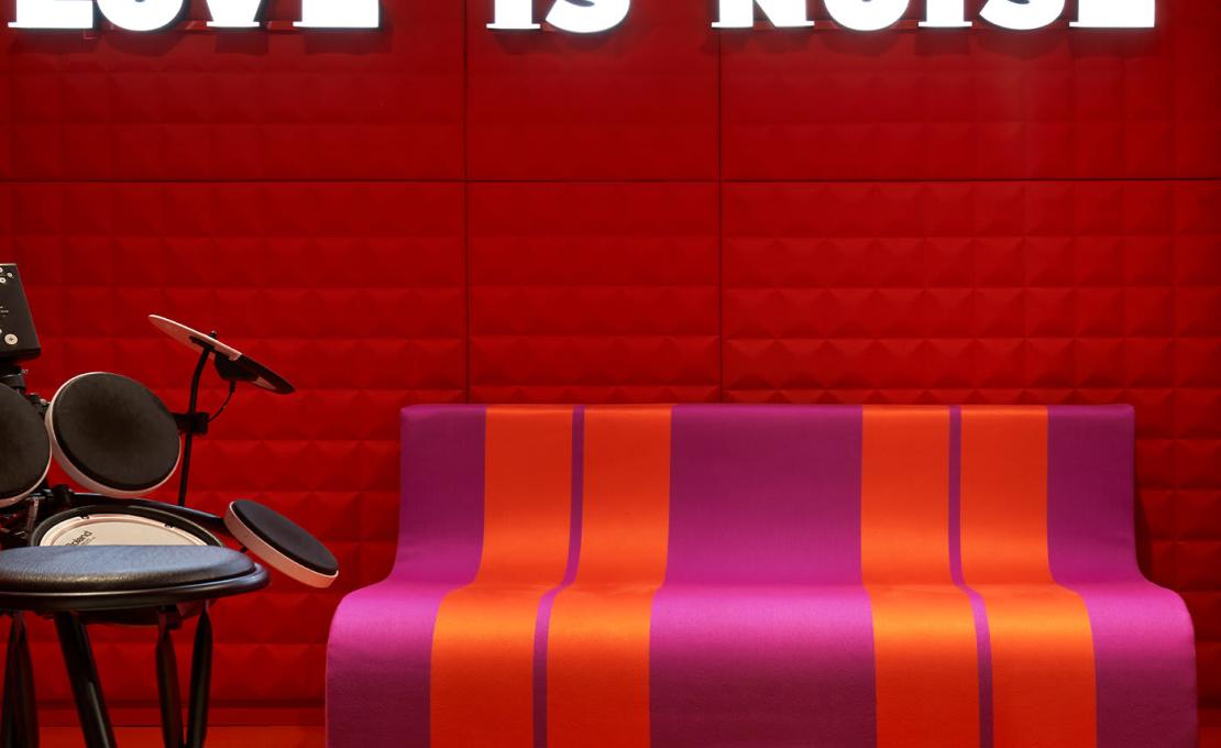 Диван от фабрики Poltronova модель Sofo Purple and Red