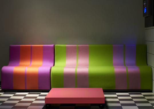 Кресло для отдыха от фабрики Poltronova модель Sofo Purple and Red