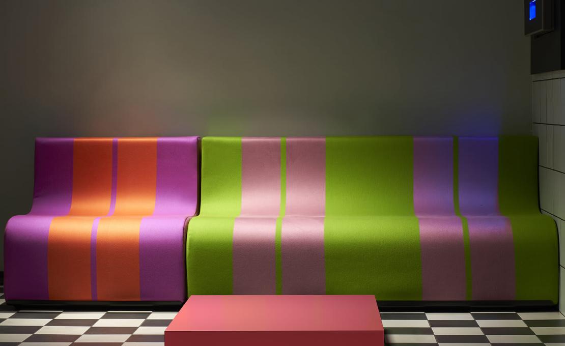 Кресло для отдыха от фабрики Poltronova модель Sofo Purple and Red