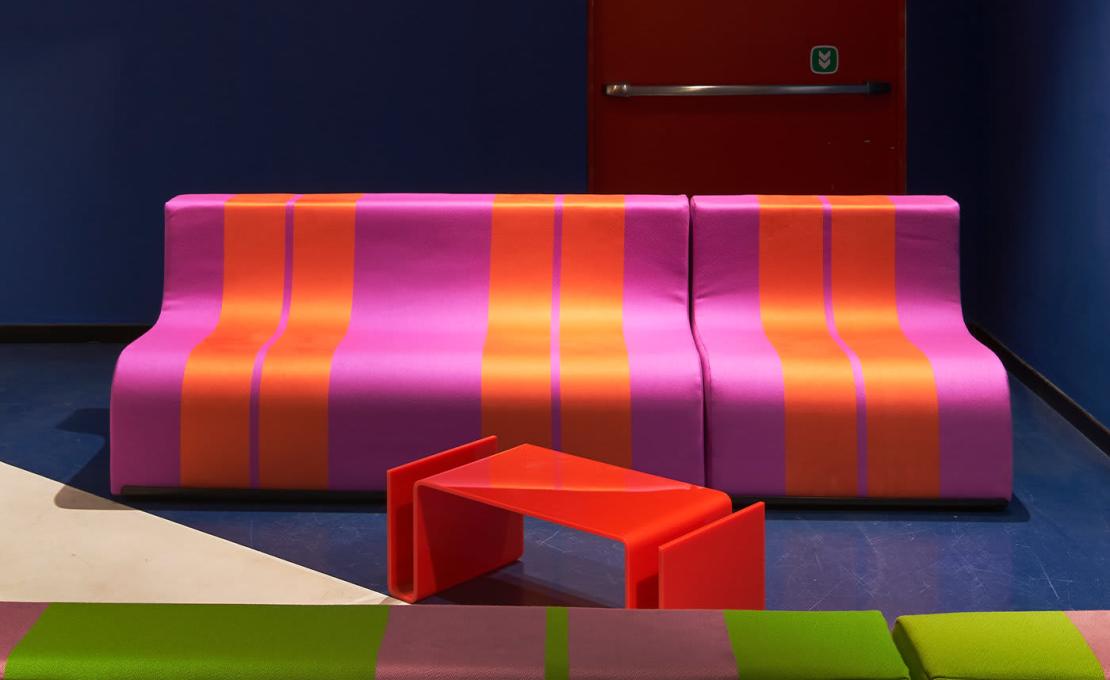 Кресло для отдыха от фабрики Poltronova модель Sofo Purple and Red