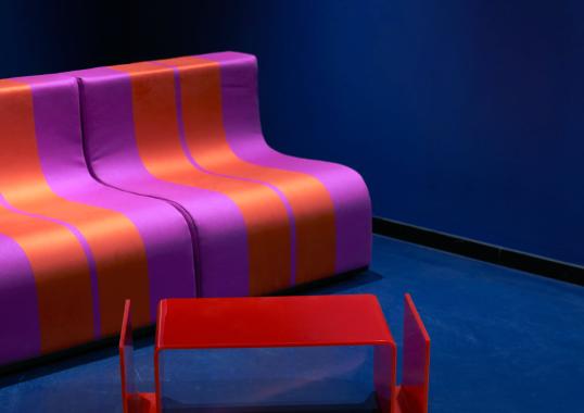 Кресло для отдыха от фабрики Poltronova модель Sofo Purple and Red