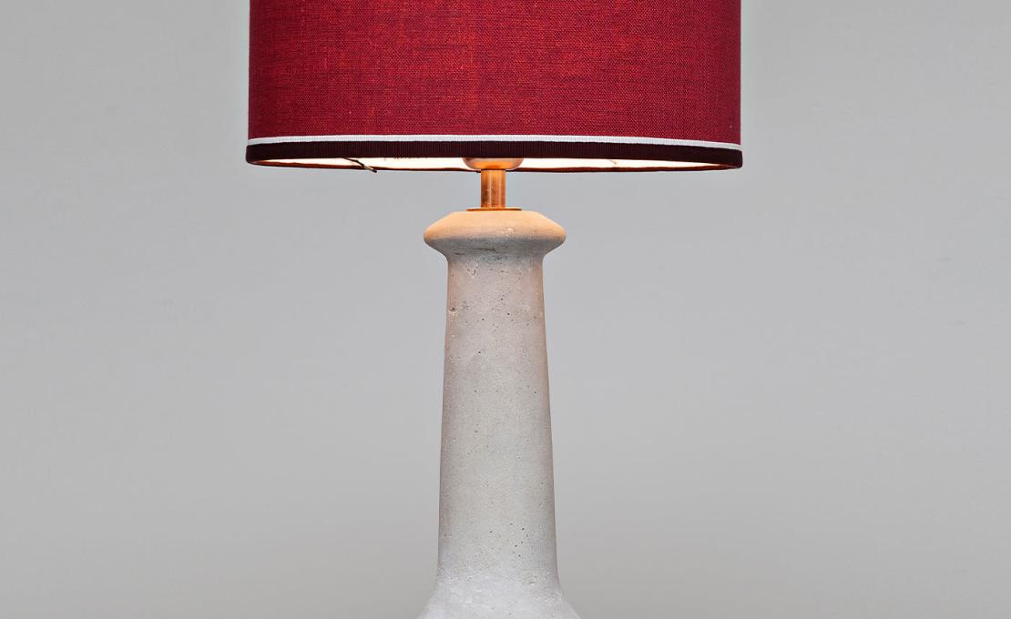 Настольная лампа от фабрики Servomuto модель Cement Bordeaux