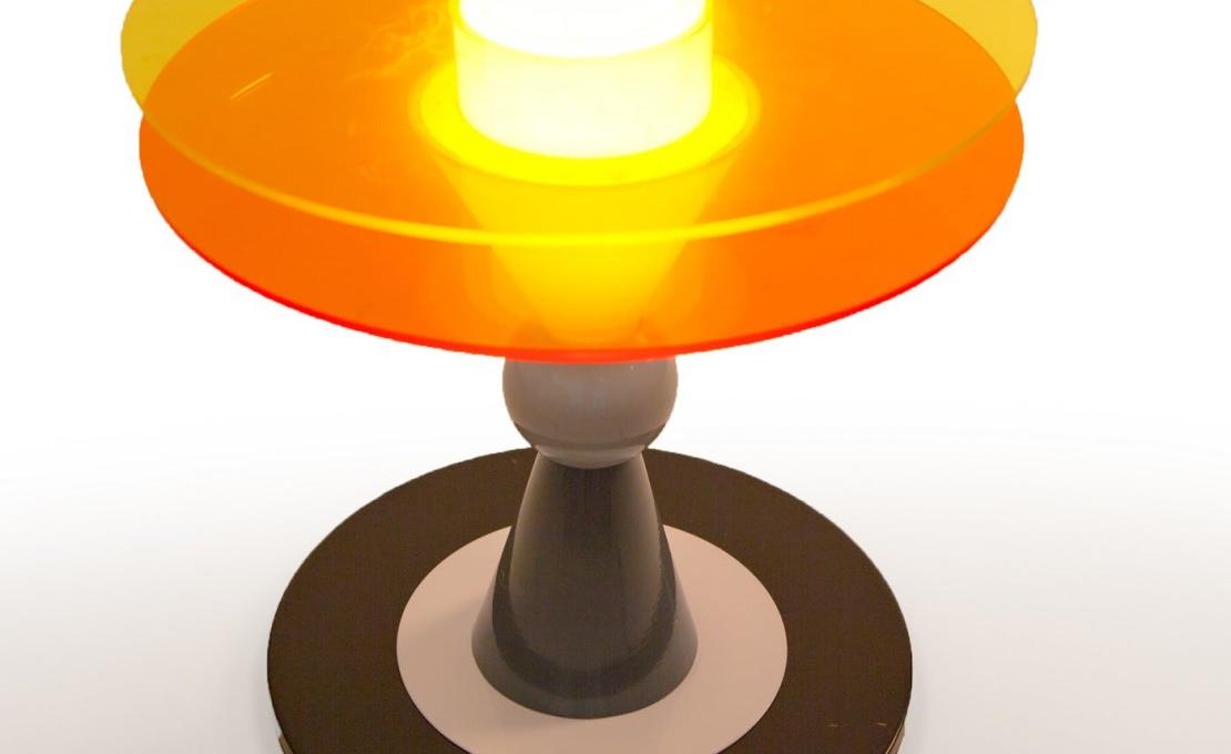 Настольная лампа от фабрики Memphis модель Bay 