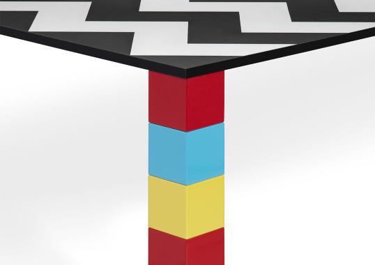 Стол обеденный от фабрики Memphis модель Pierre Table — 