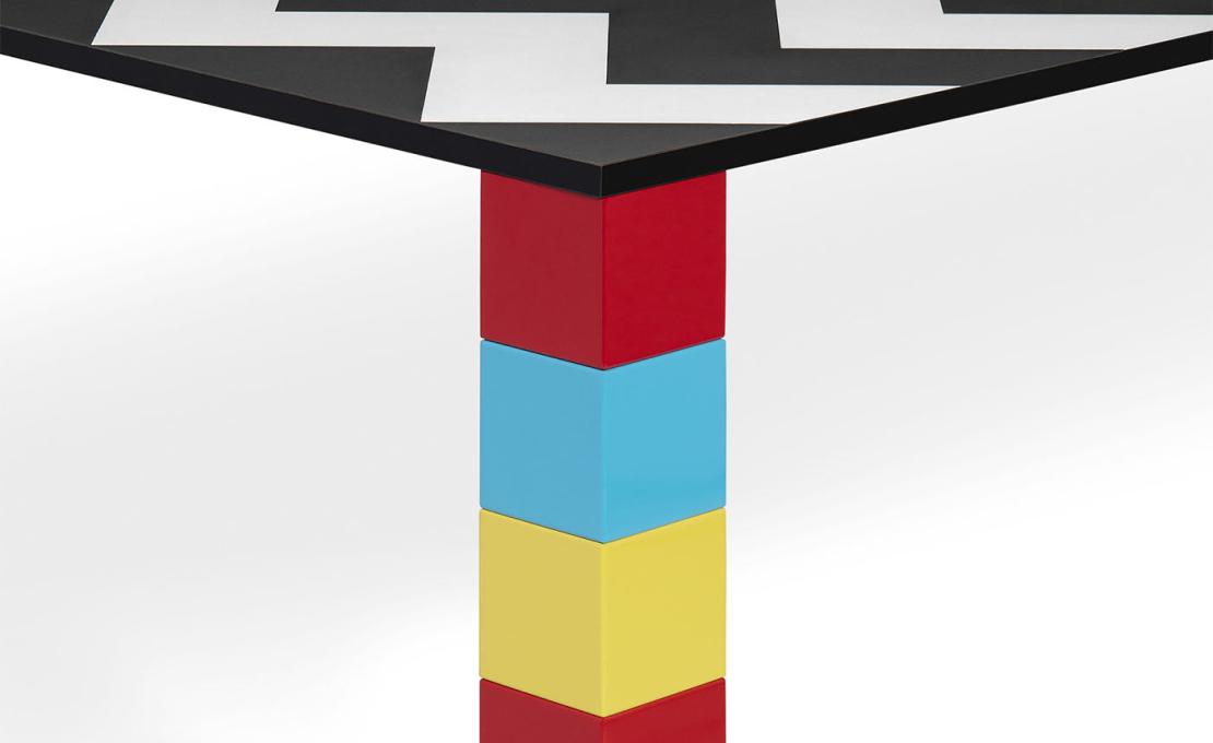 Стол обеденный от фабрики Memphis модель Pierre Table — 