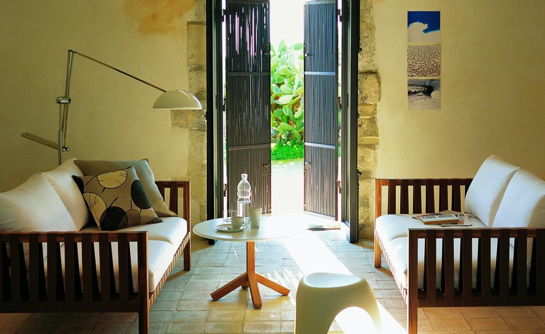 Уличный диван от фабрики Roda модель Mistral Sofa