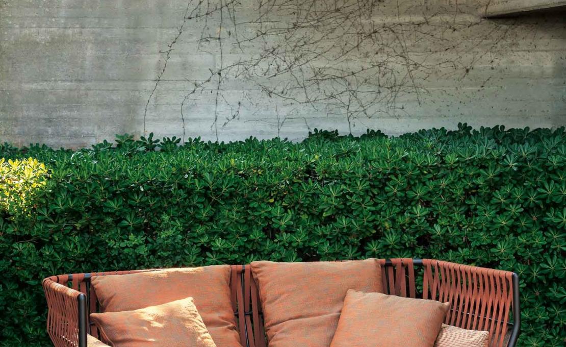 Уличный диван от фабрики Roda модель Piper Belt Sofa