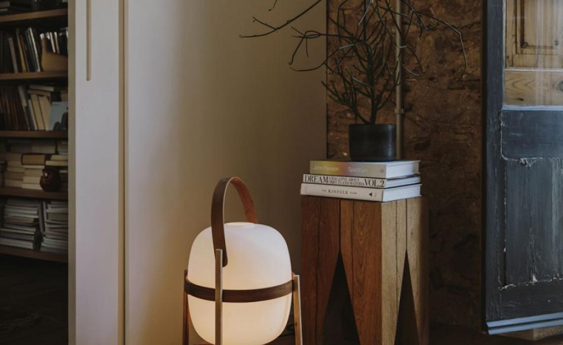 Настольная лампа от фабрики Santa&Cole модель CESTA01