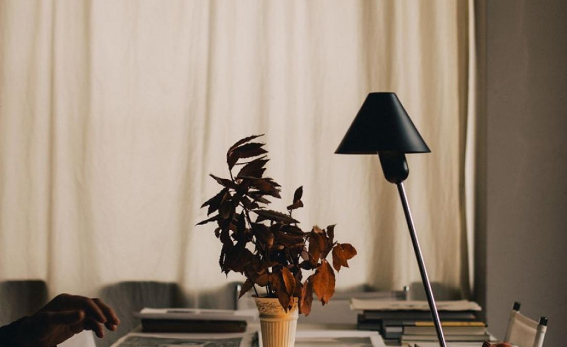 Настольная лампа от фабрики Santa&Cole модель GIRTA0