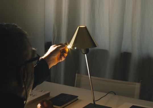 Настольная лампа от фабрики Santa&Cole модель GIRTA0