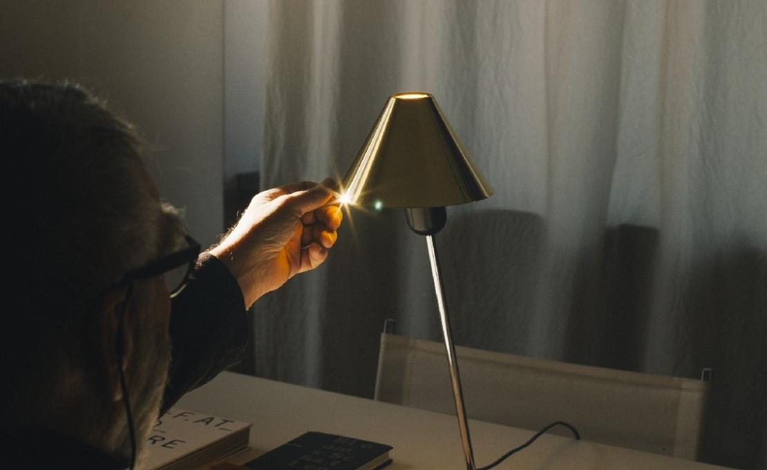 Настольная лампа от фабрики Santa&Cole модель GIRTA0