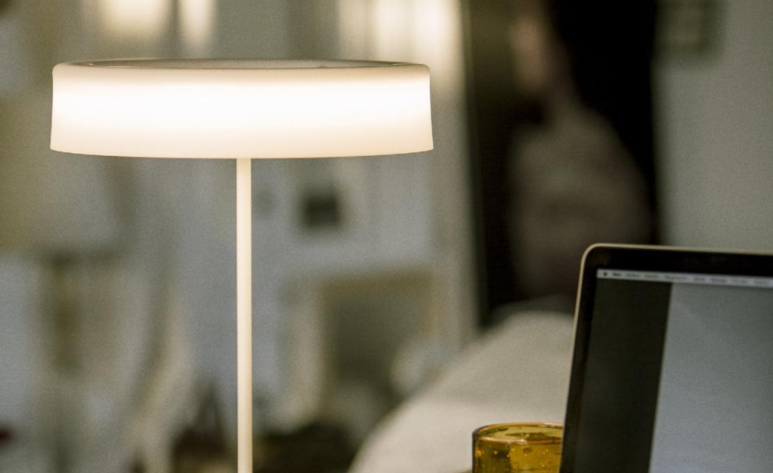 Настольная лампа от фабрики Santa&Cole модель SINTA0