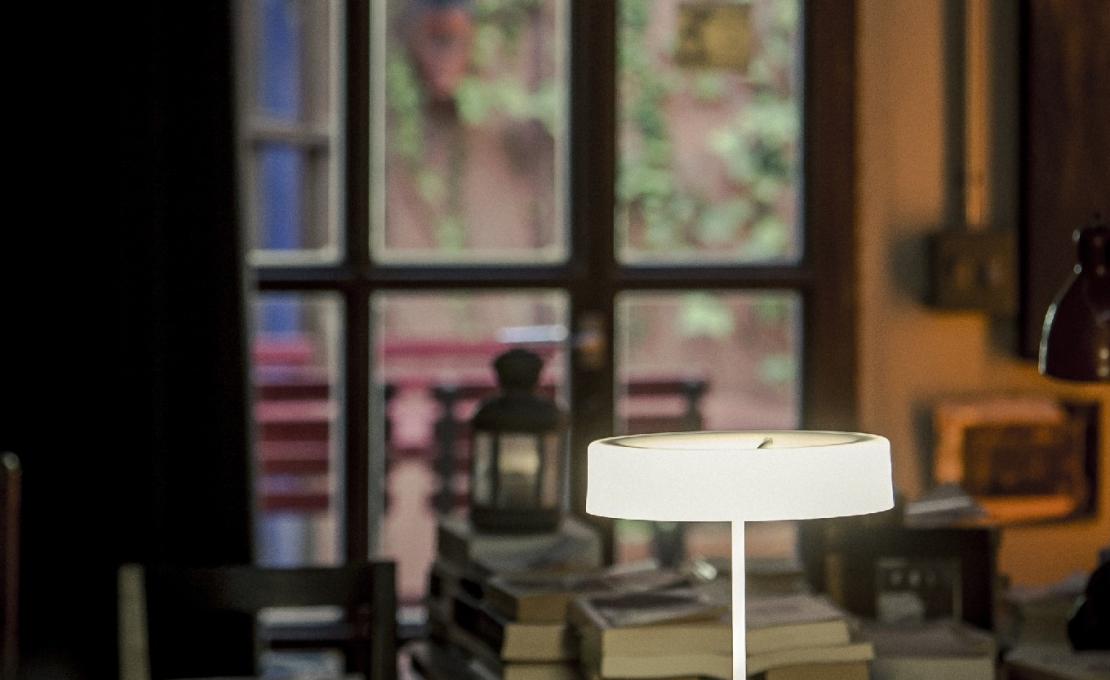 Настольная лампа от фабрики Santa&Cole модель SINTA0