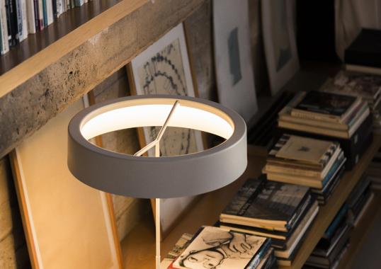 Настольная лампа от фабрики Santa&Cole модель SINTA0