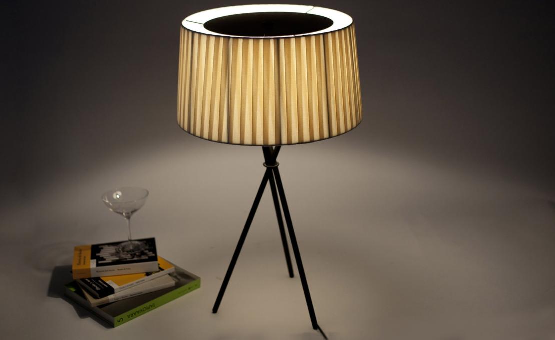 Настольная лампа от фабрики Santa&Cole модель Tripode Table Lamp