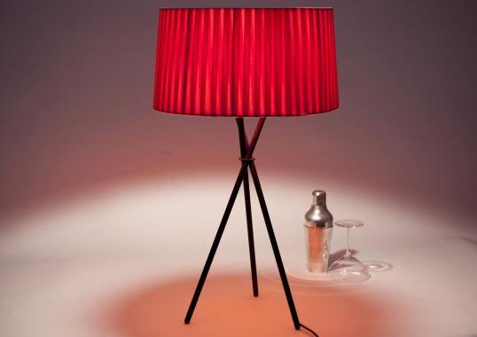 Настольная лампа от фабрики Santa&Cole модель Tripode Table Lamp