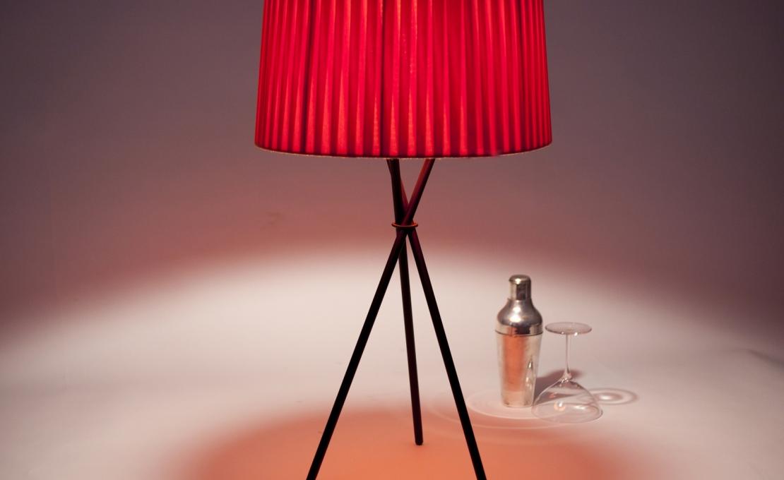 Настольная лампа от фабрики Santa&Cole модель Tripode Table Lamp