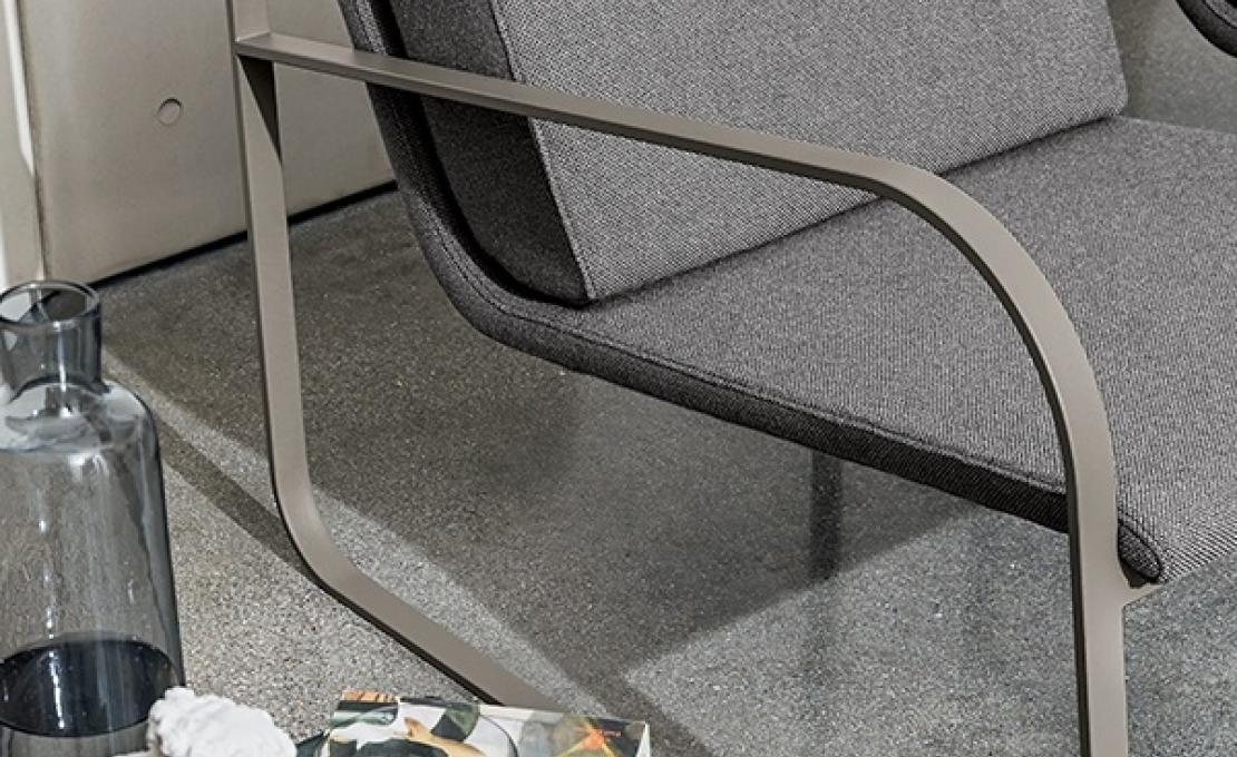 Кресло от фабрики Sovet Italia модель Bugatti Small Arm