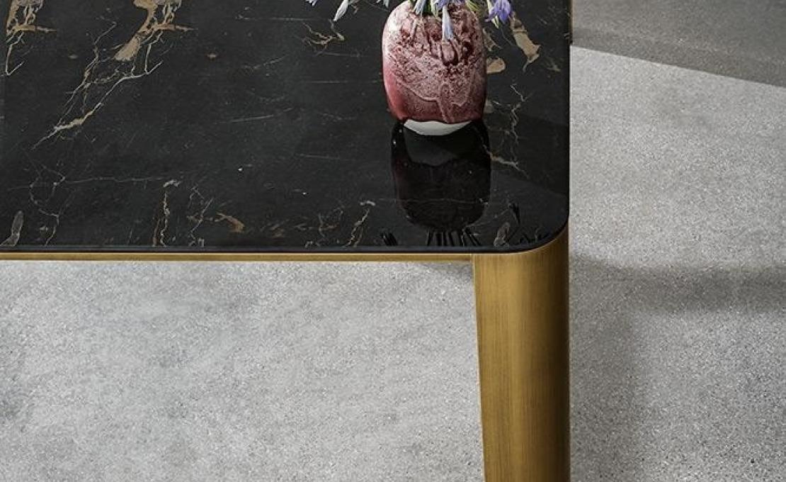 Стол от фабрики Sovet Italia модель Kodo Square Table
